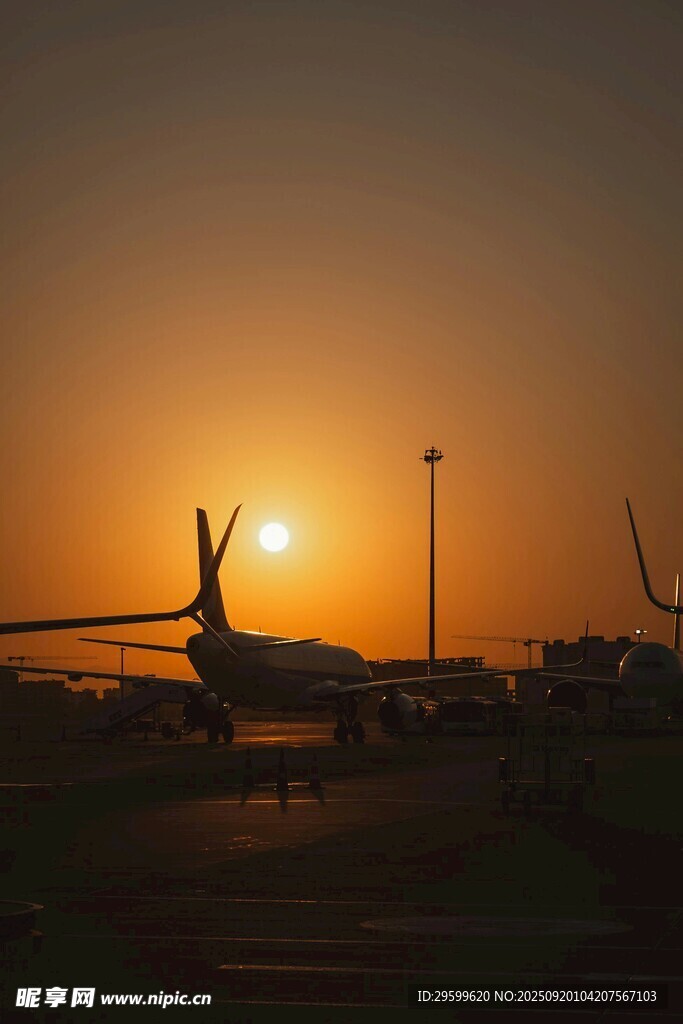 夕陽下的機場飛機剪影