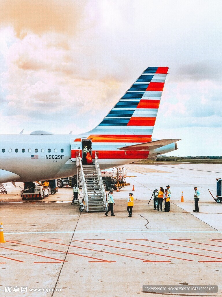 美國航空飛機停靠在機場