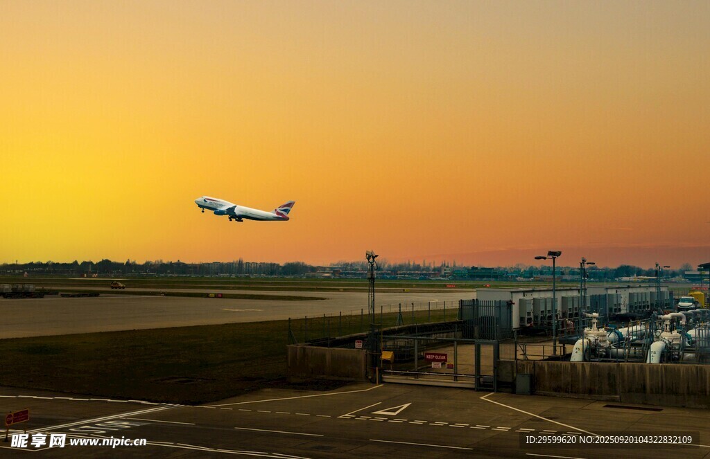 夕陽下機(jī)場(chǎng)飛機(jī)起飛場(chǎng)景