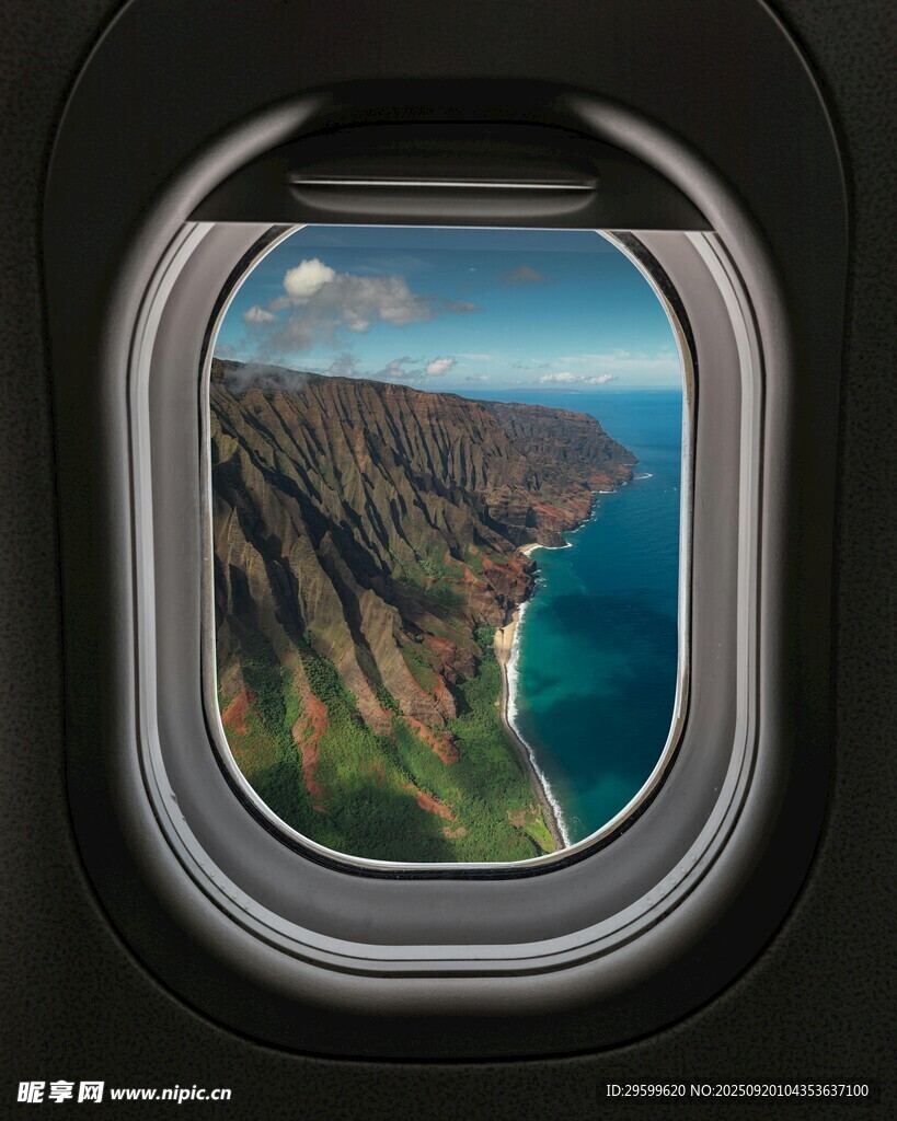 飛機舷窗下的山海美景