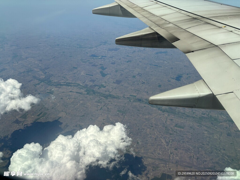 飛機(jī)機(jī)翼下的云海景觀