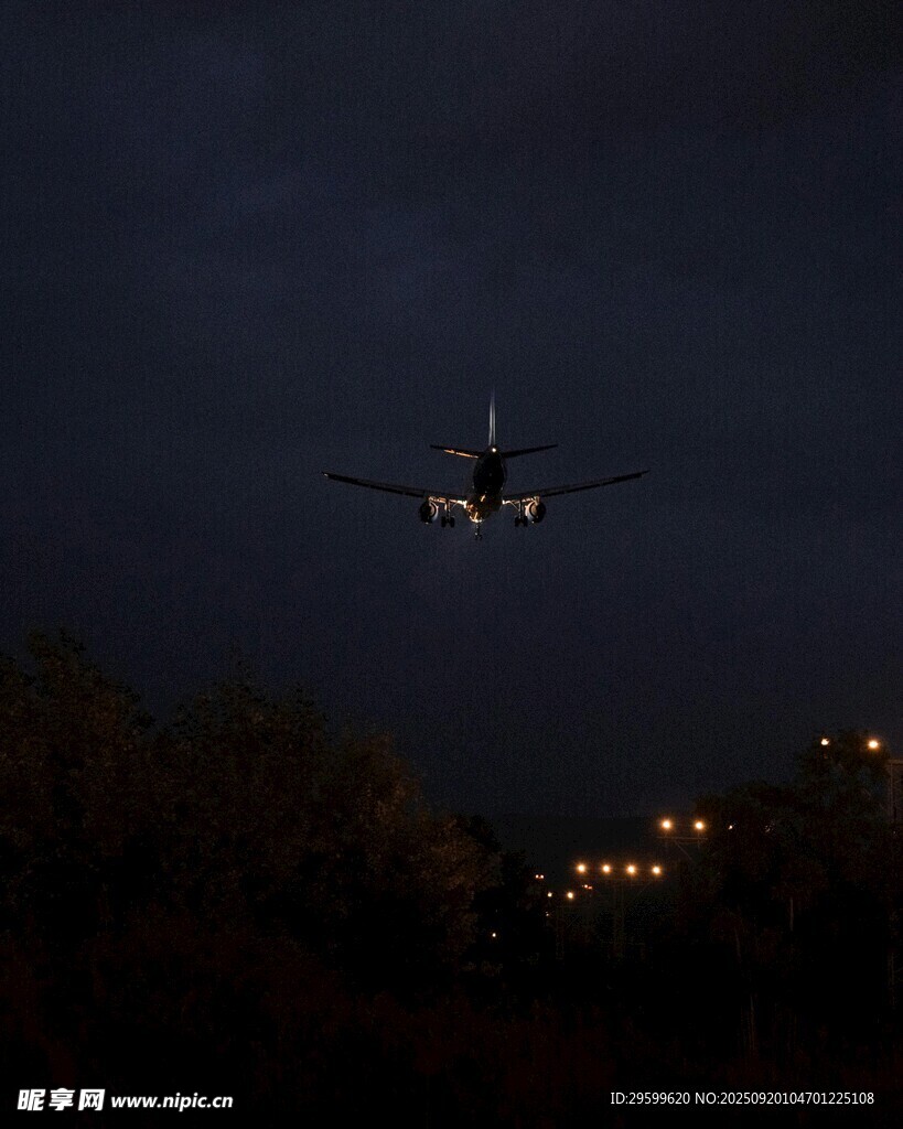 夜空中飛行的飛機(jī)