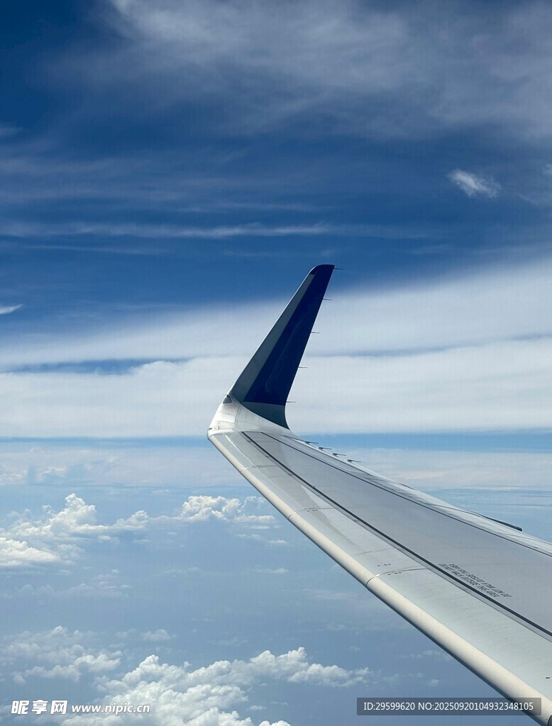 飛機機翼與云端美景