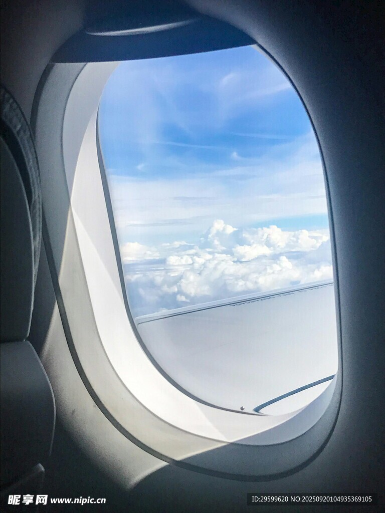 飛機舷窗望藍天白云