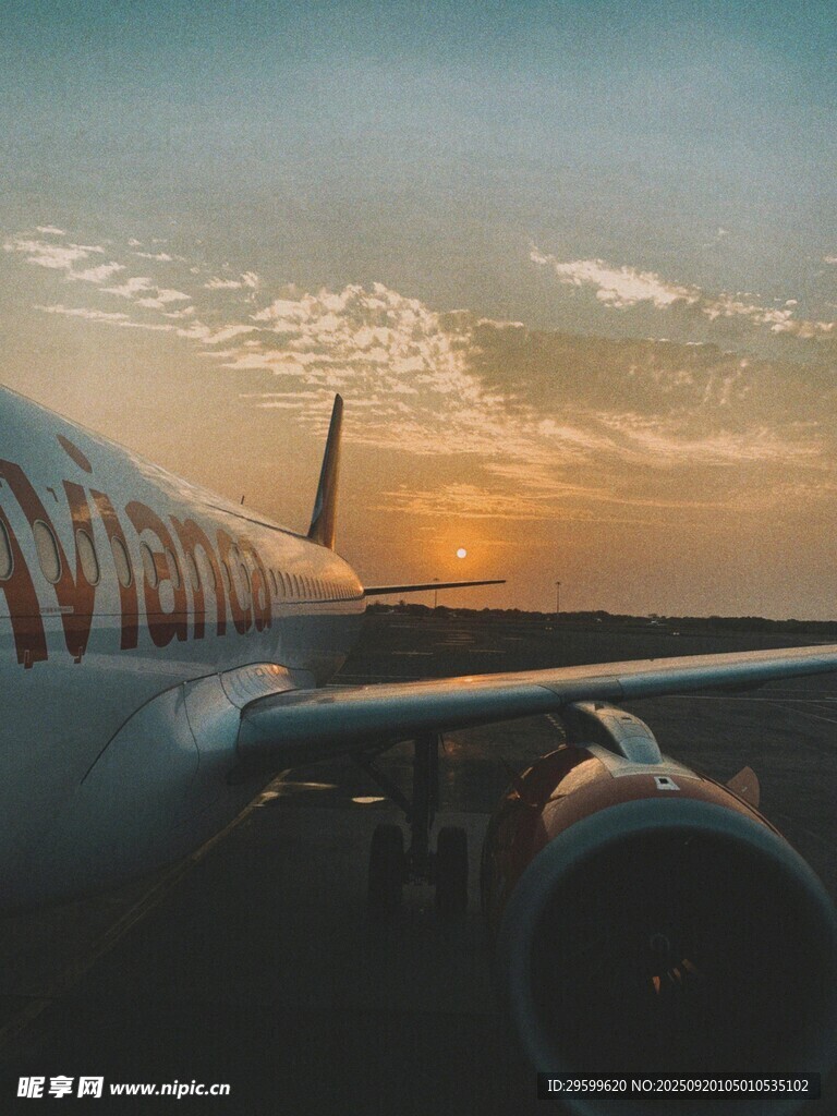夕陽下的飛機(jī)機(jī)翼