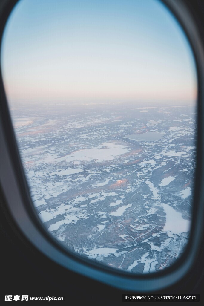 機窗外的冰雪大地景觀