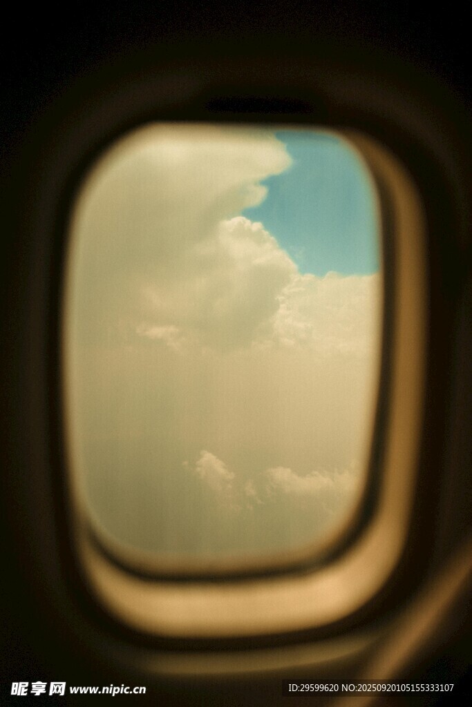 飛機窗景云端之上的風景