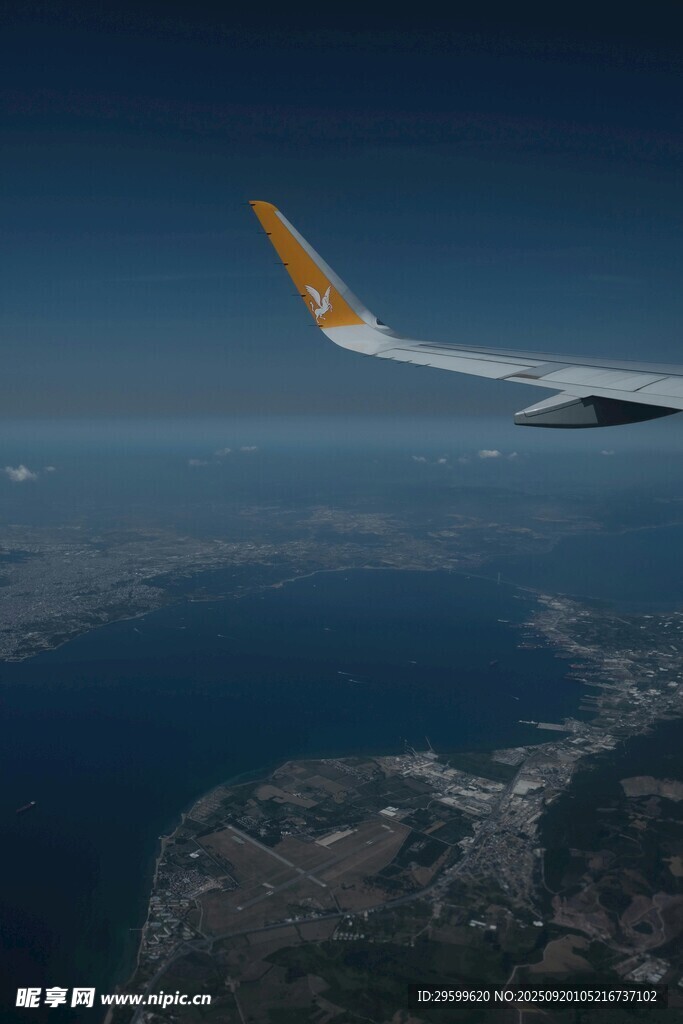 飛機(jī)機(jī)翼下的壯麗高空景觀