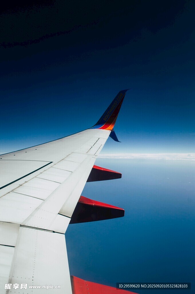 飛機(jī)機(jī)翼俯瞰蔚藍(lán)天空