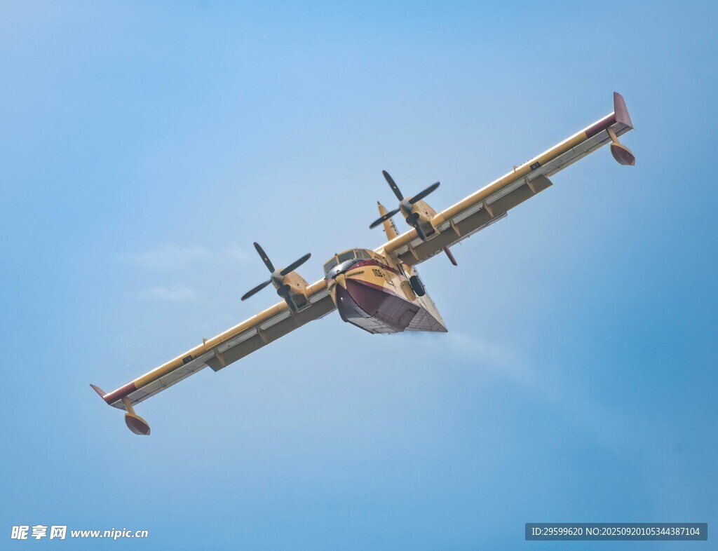 空中飛行的雙引擎飛機(jī)