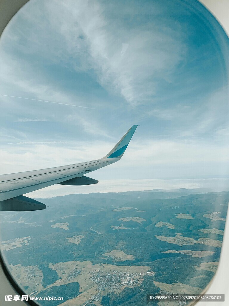 機(jī)窗外的云端與大地景色