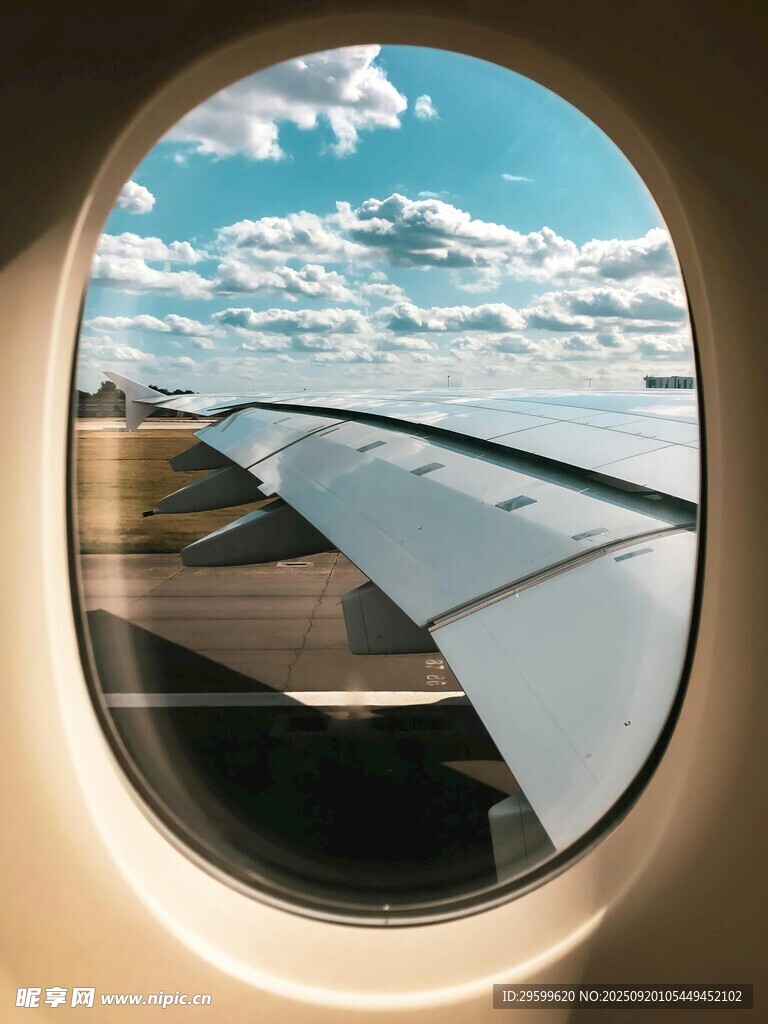 機(jī)窗外的藍(lán)天機(jī)翼美景