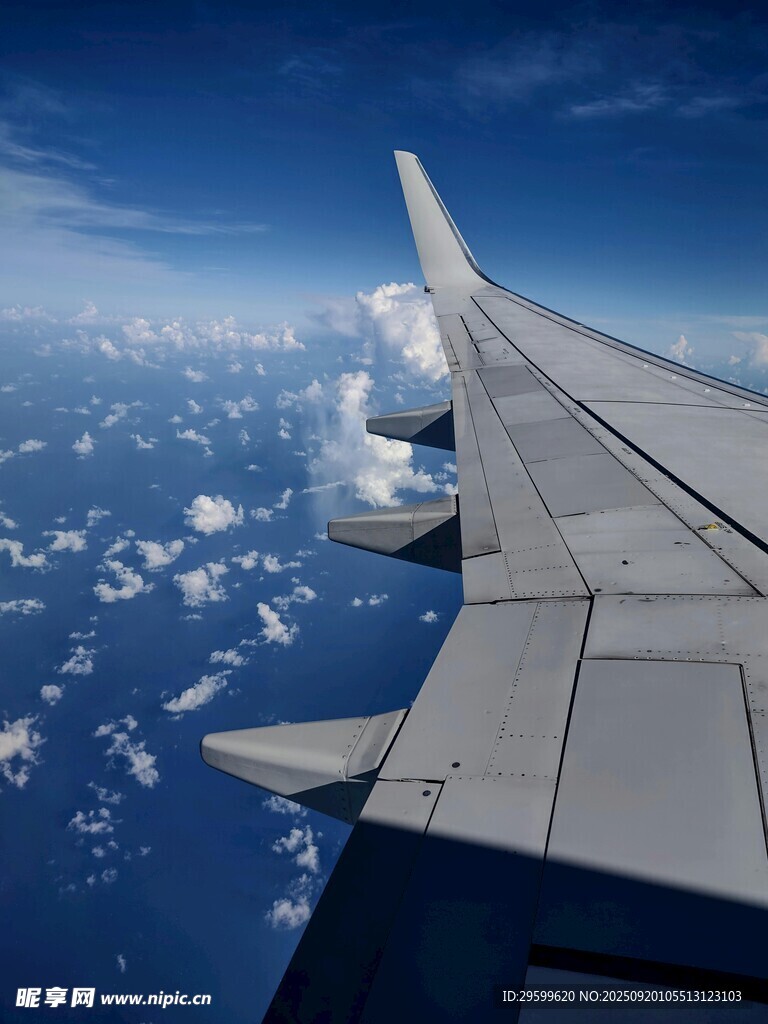飛機機翼視角的云端美景