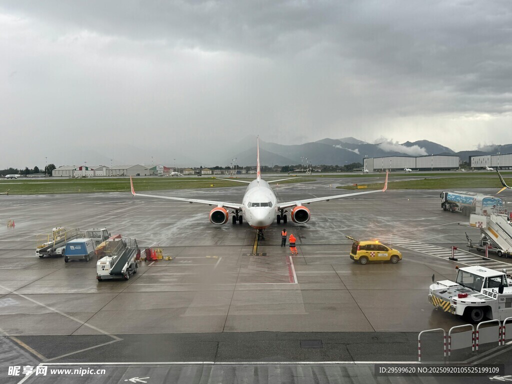 機(jī)場(chǎng)停機(jī)坪上的飛機(jī)及車輛