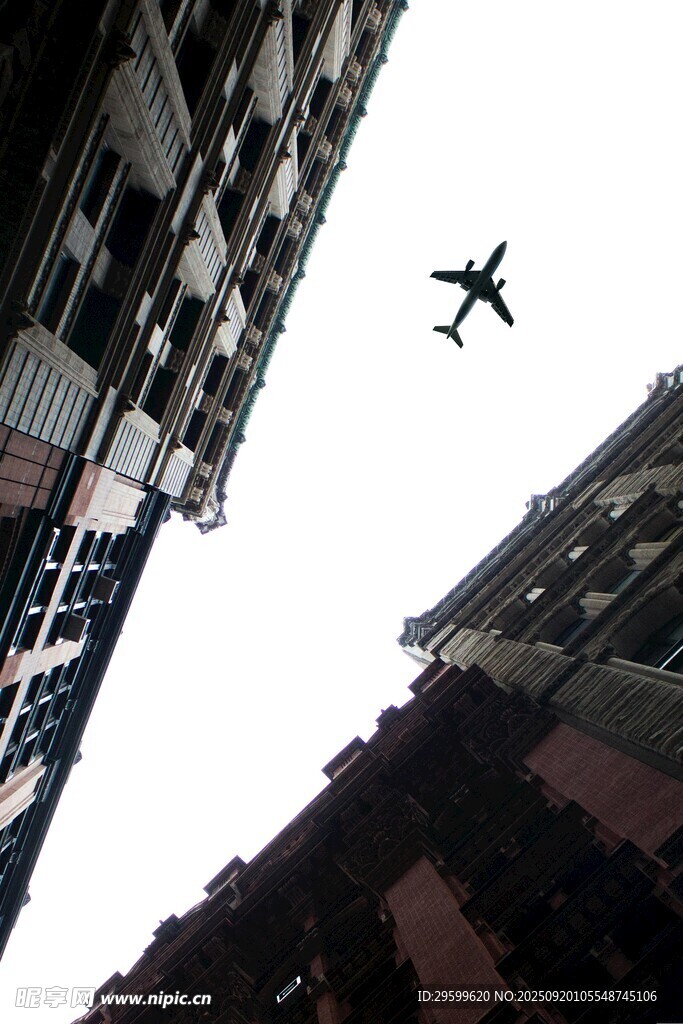 城市上空飛行的飛機(jī)