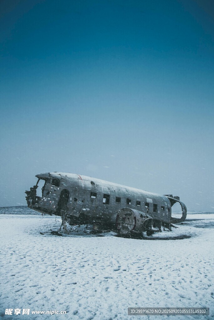 雪地中的廢棄飛機(jī)殘骸