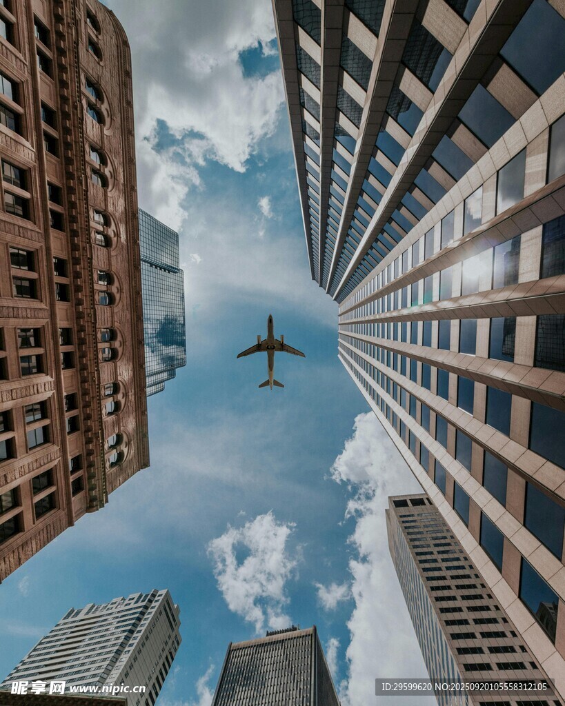 城市上空飛機(jī)穿梭景象