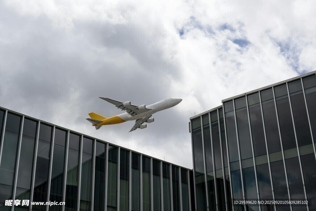 高樓旁低空飛行的飛機