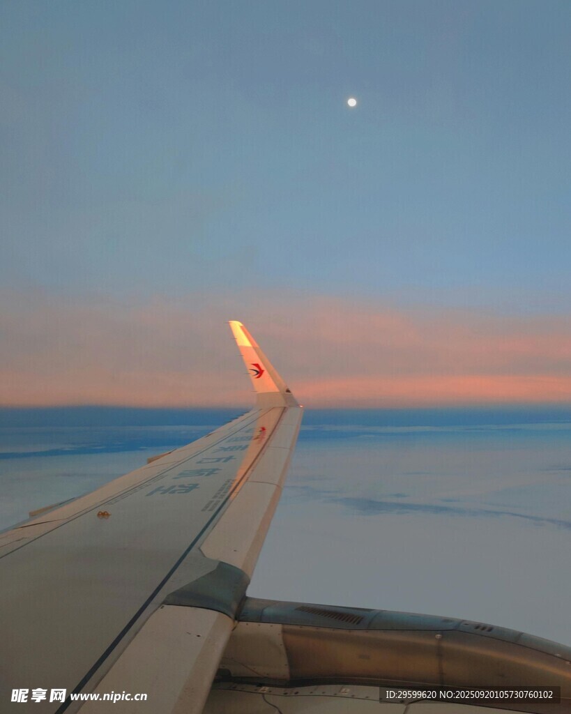 飛機(jī)機(jī)翼上的絕美天際線(xiàn)