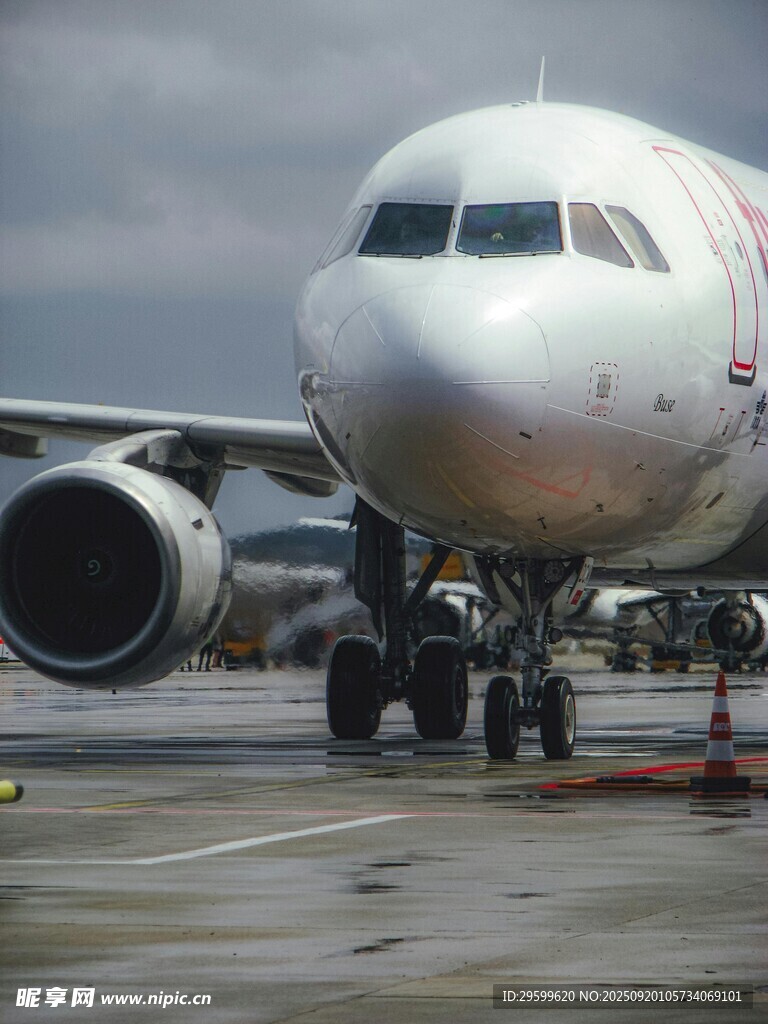停機(jī)坪上的大型民航客機(jī)
