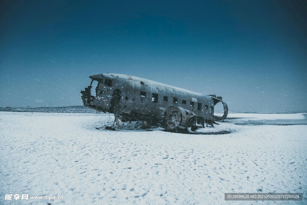 雪地中的廢棄老式車(chē)輛