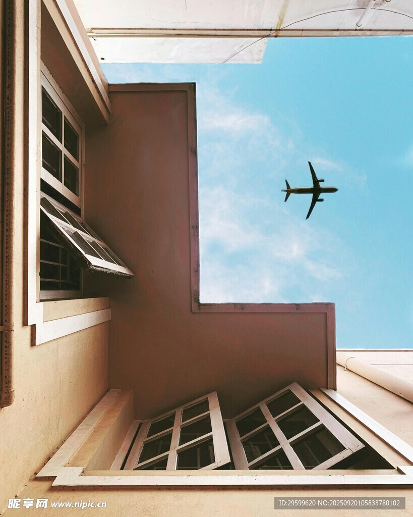 窗邊視角下的空中飛機(jī)
