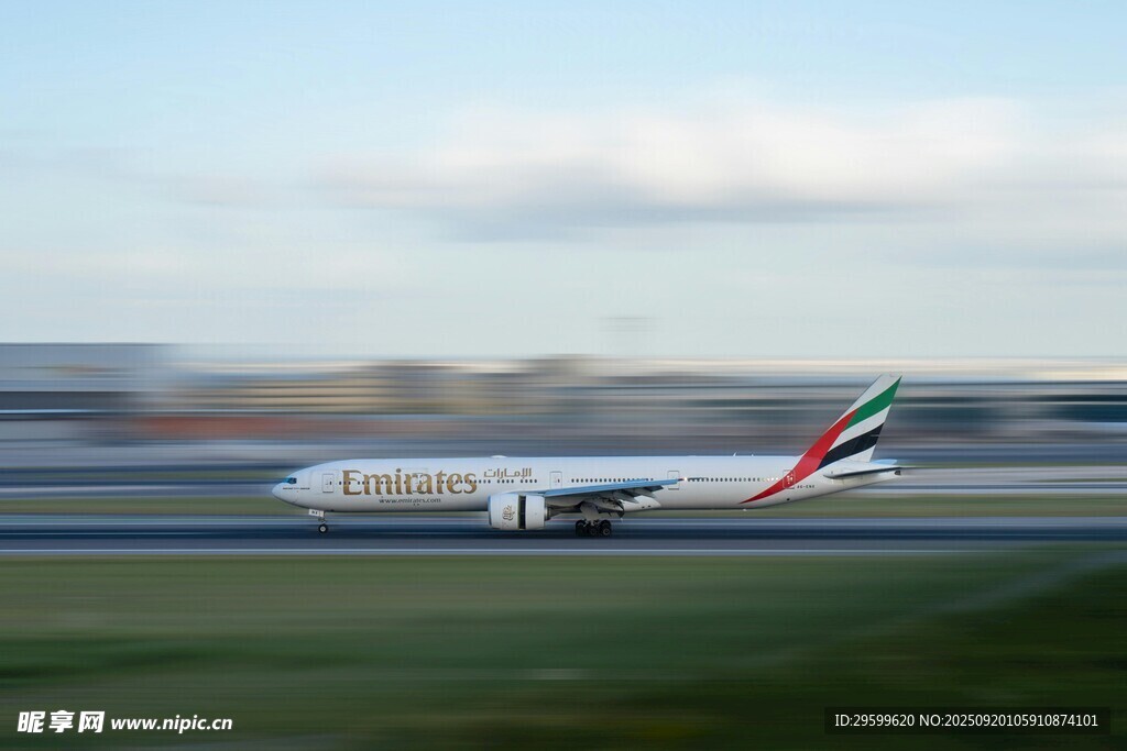 阿聯(lián)酋航空飛機(jī)跑道滑行