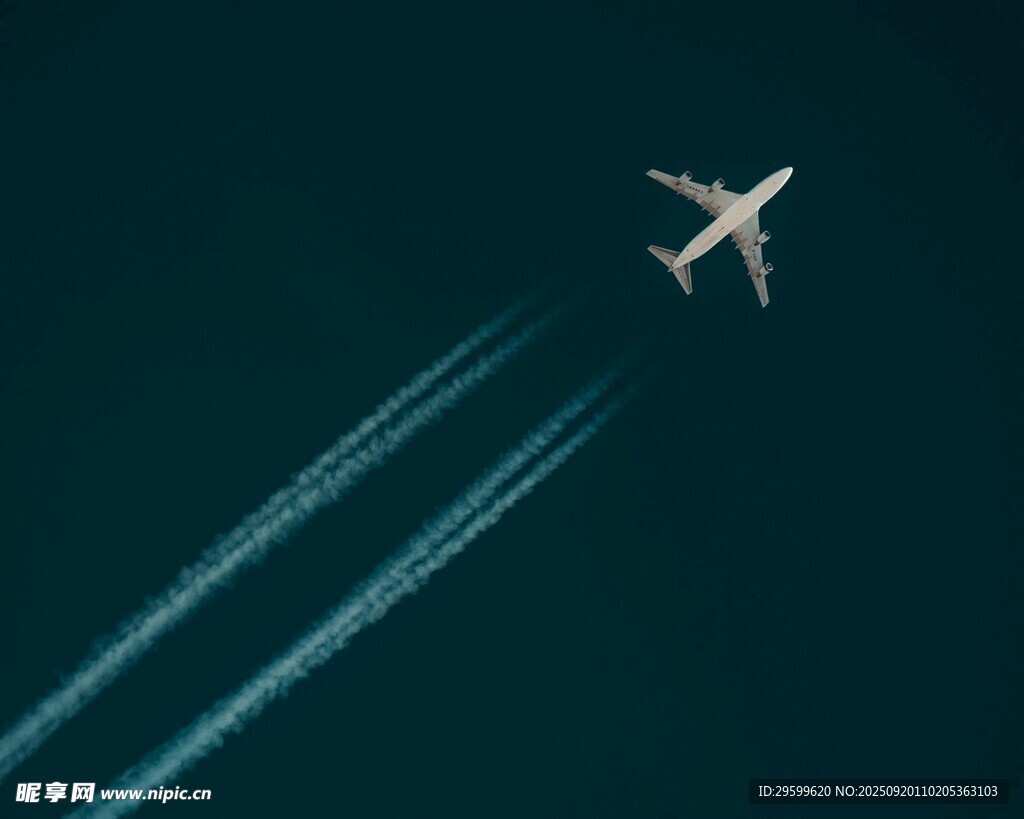 高空飛機(jī)留下美麗尾跡
