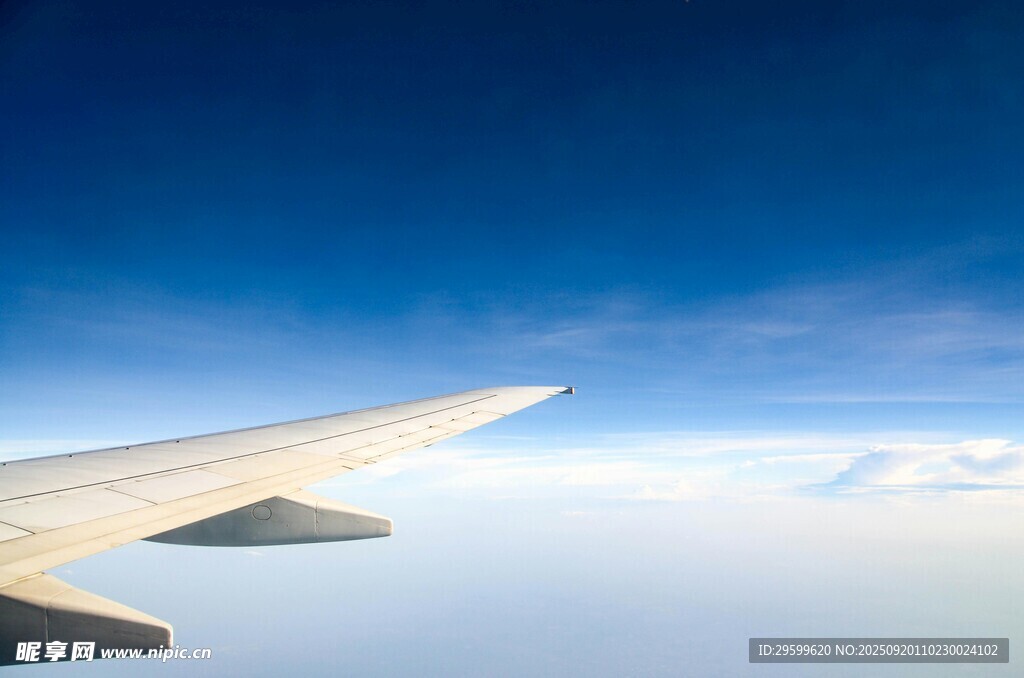 飛機機翼上的藍(lán)天美景