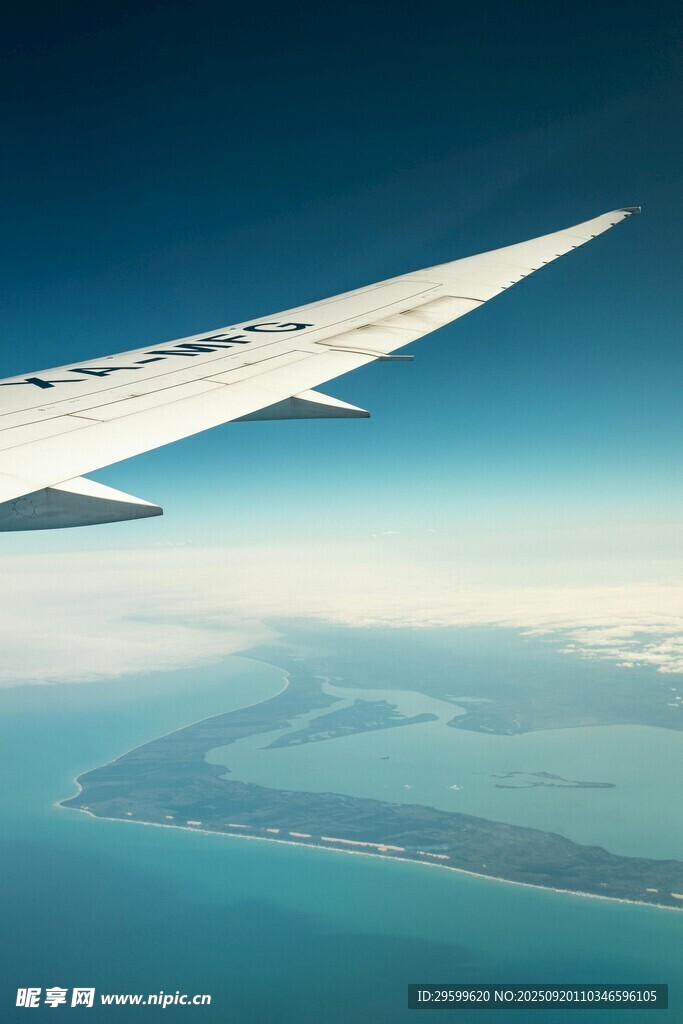高空俯瞰機(jī)翼下的美麗海島