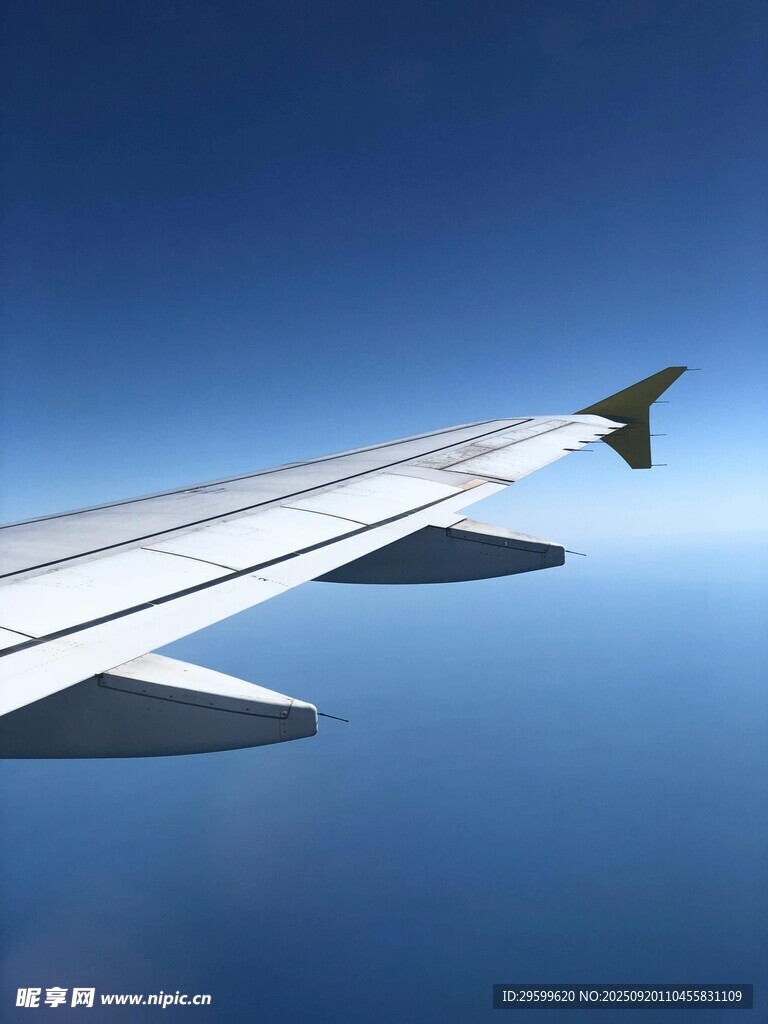 飛機機翼翱翔于藍天