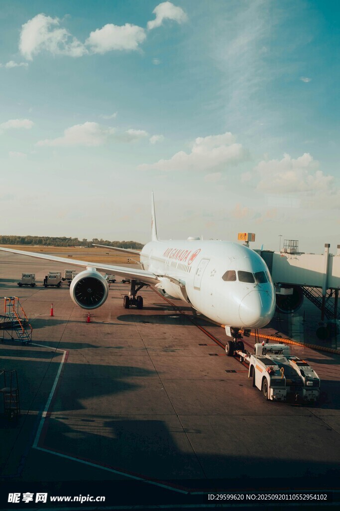停機(jī)坪上的大型客機(jī)