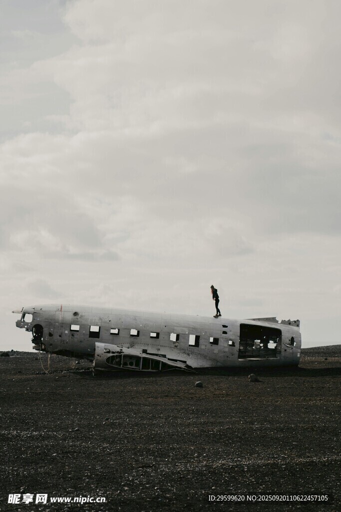 失事飛機(jī)停于開闊場地