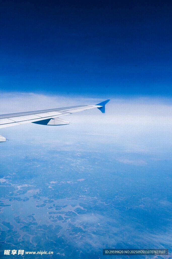 高空視角下的飛機(jī)機(jī)翼