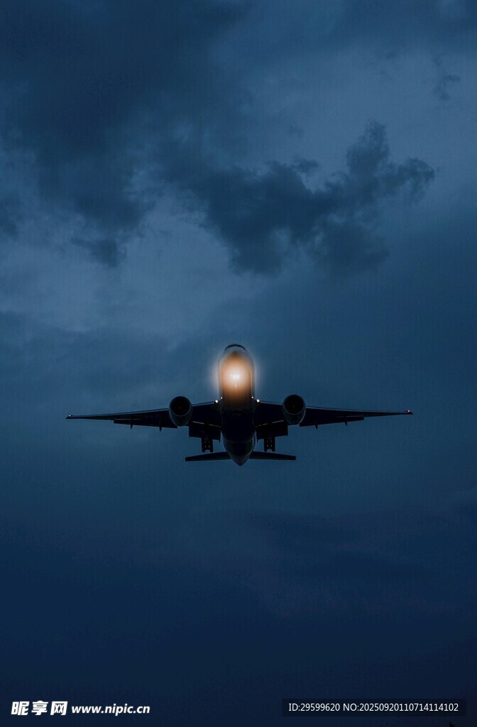 夜空中飛行的神秘飛機