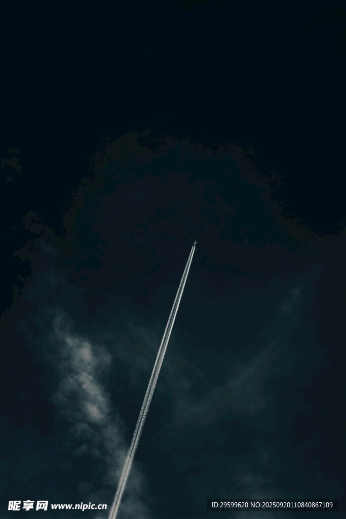 夜空中的火箭軌跡