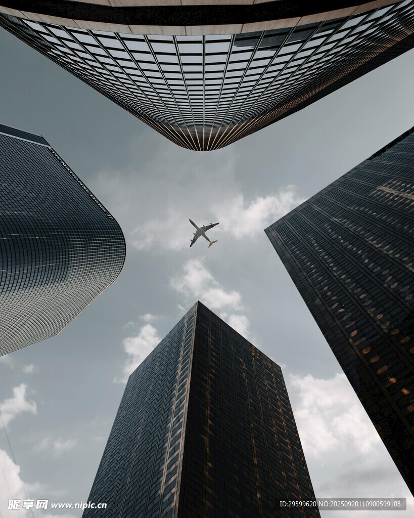 俯瞰都市高樓與空中飛機