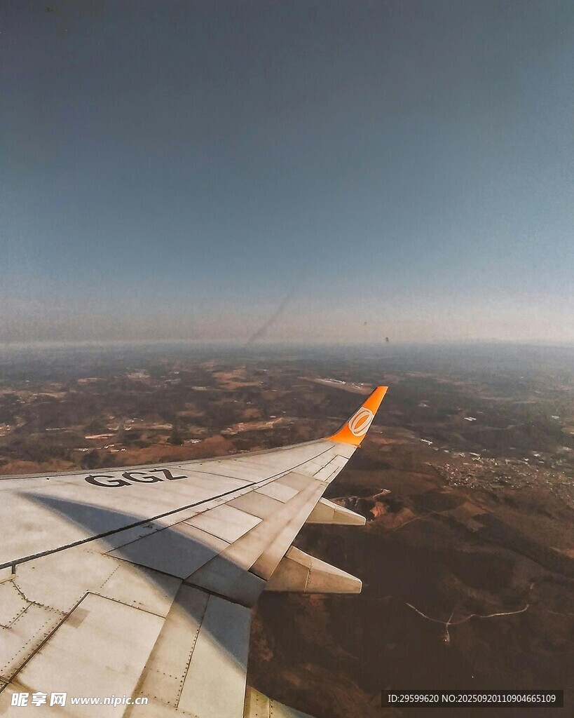飛機機翼視角下的高空景色