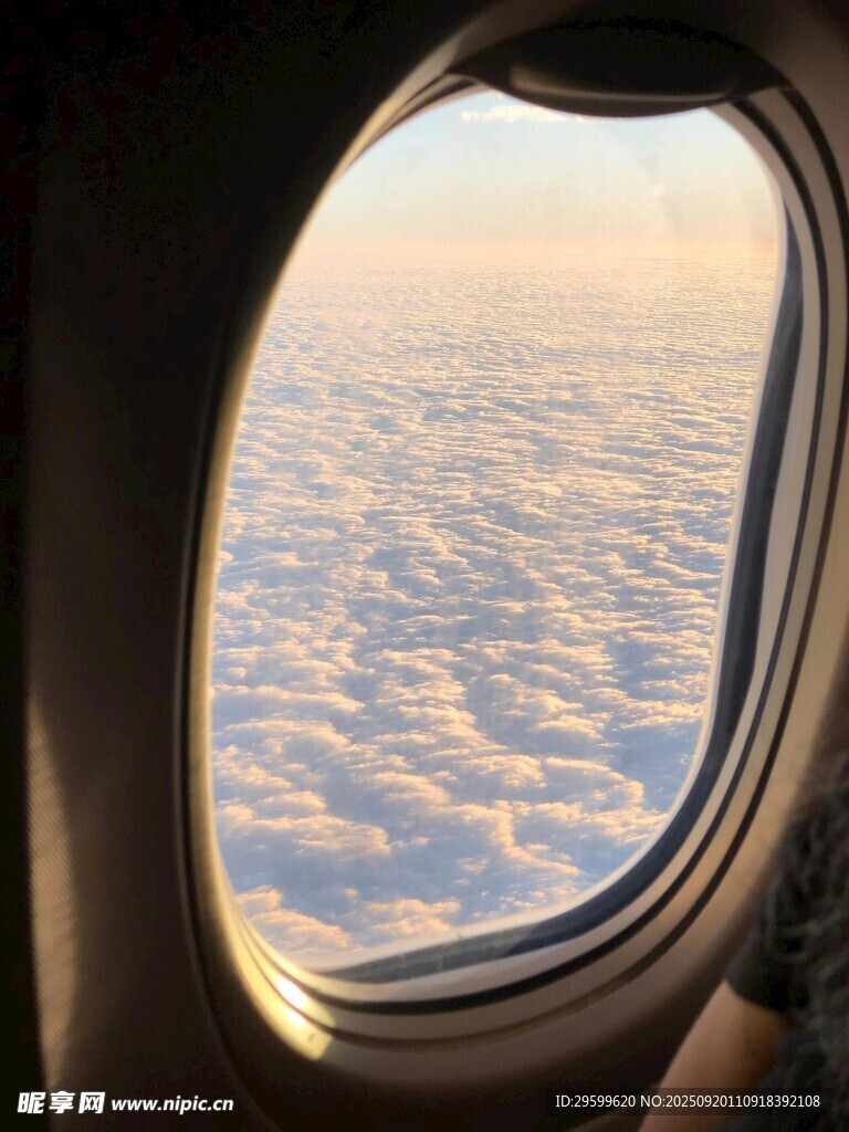 機窗視角下的云海美景