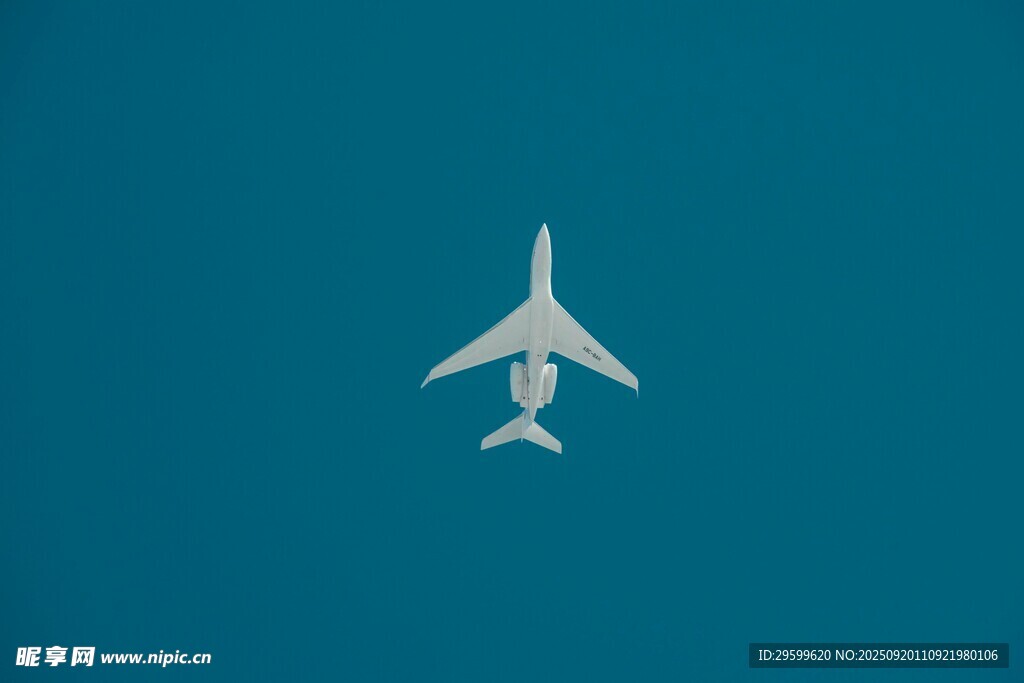 空中翱翔的飛機(jī)