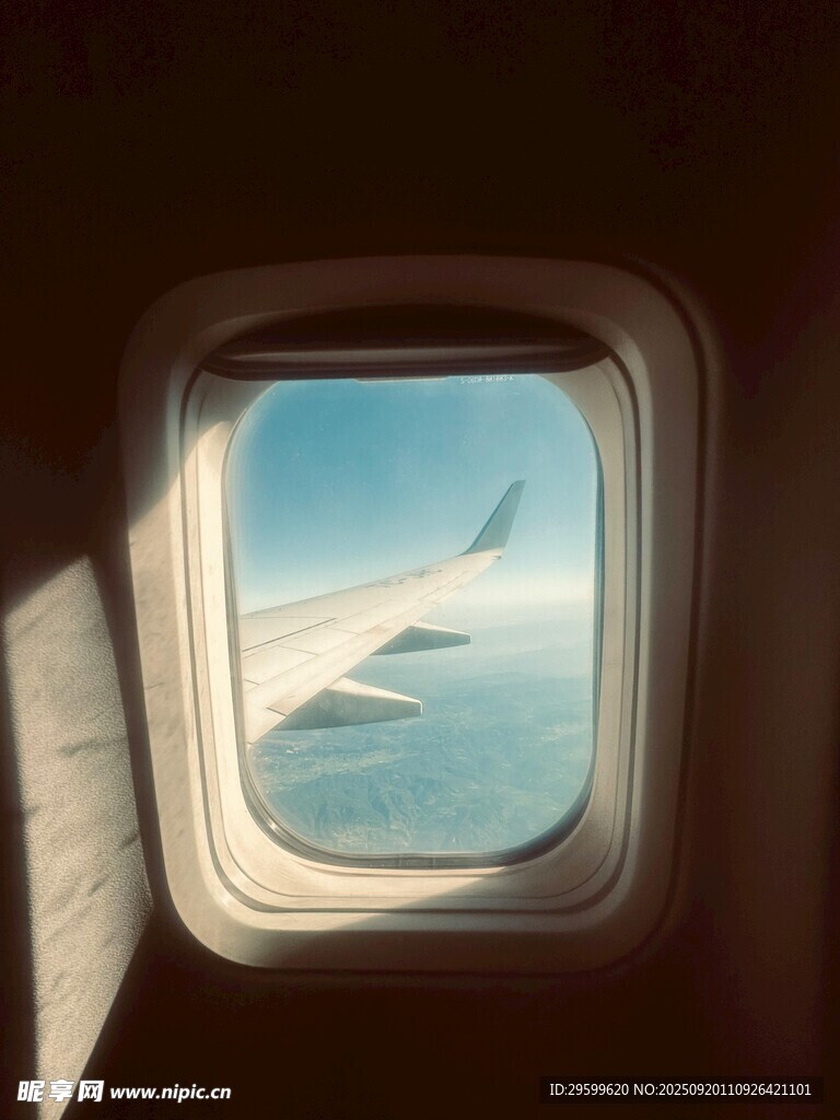 飛機(jī)舷窗視角的云端美景