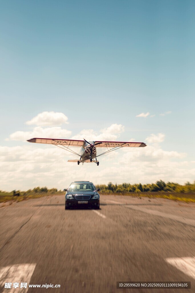 公路上汽車與低空飛行飛機(jī)