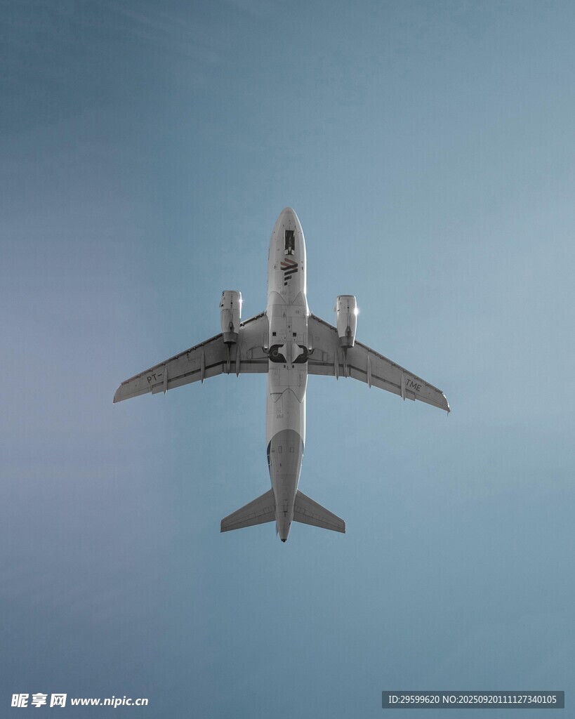 空中翱翔的大型民航客機(jī)