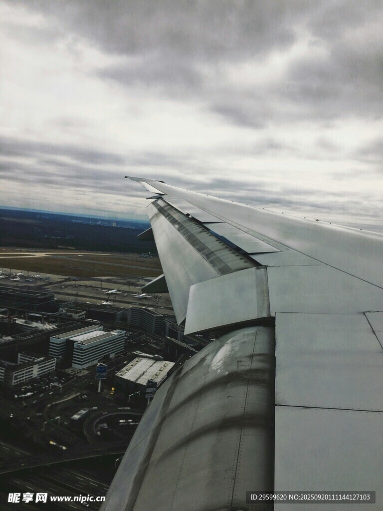 飛機(jī)機(jī)翼視角下的城市景觀