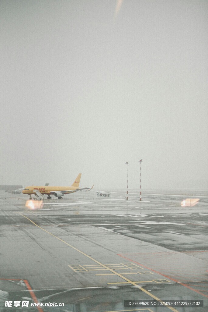 機(jī)場(chǎng)停機(jī)坪上的飛機(jī)
