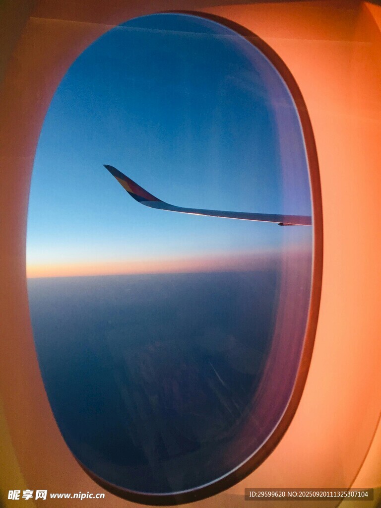 飛機(jī)舷窗望云海與機(jī)翼