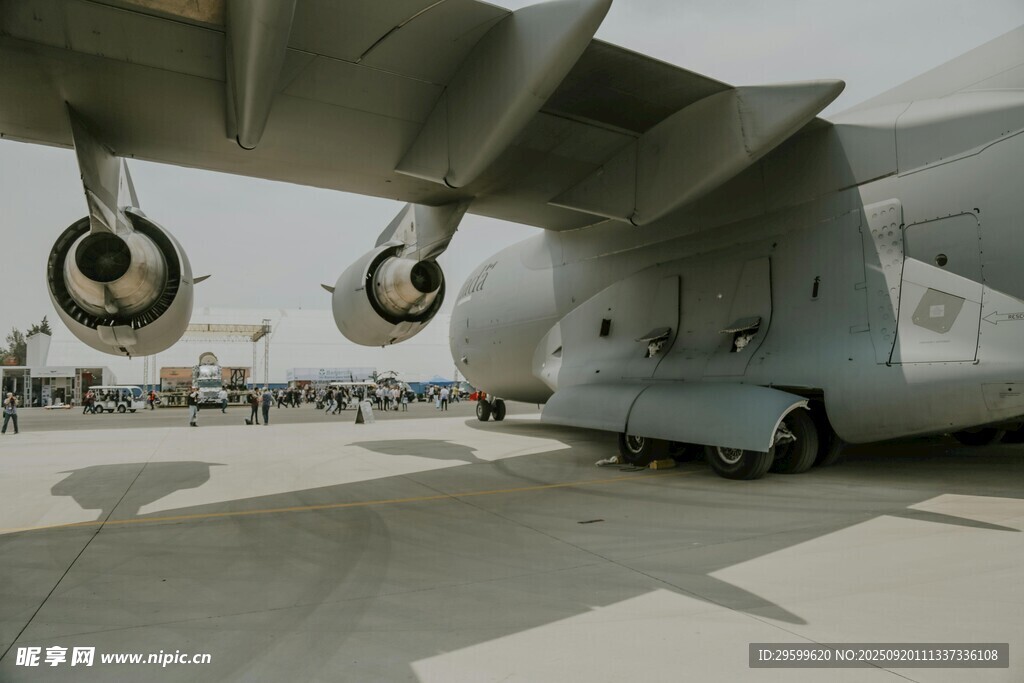 大型運輸機停在機場