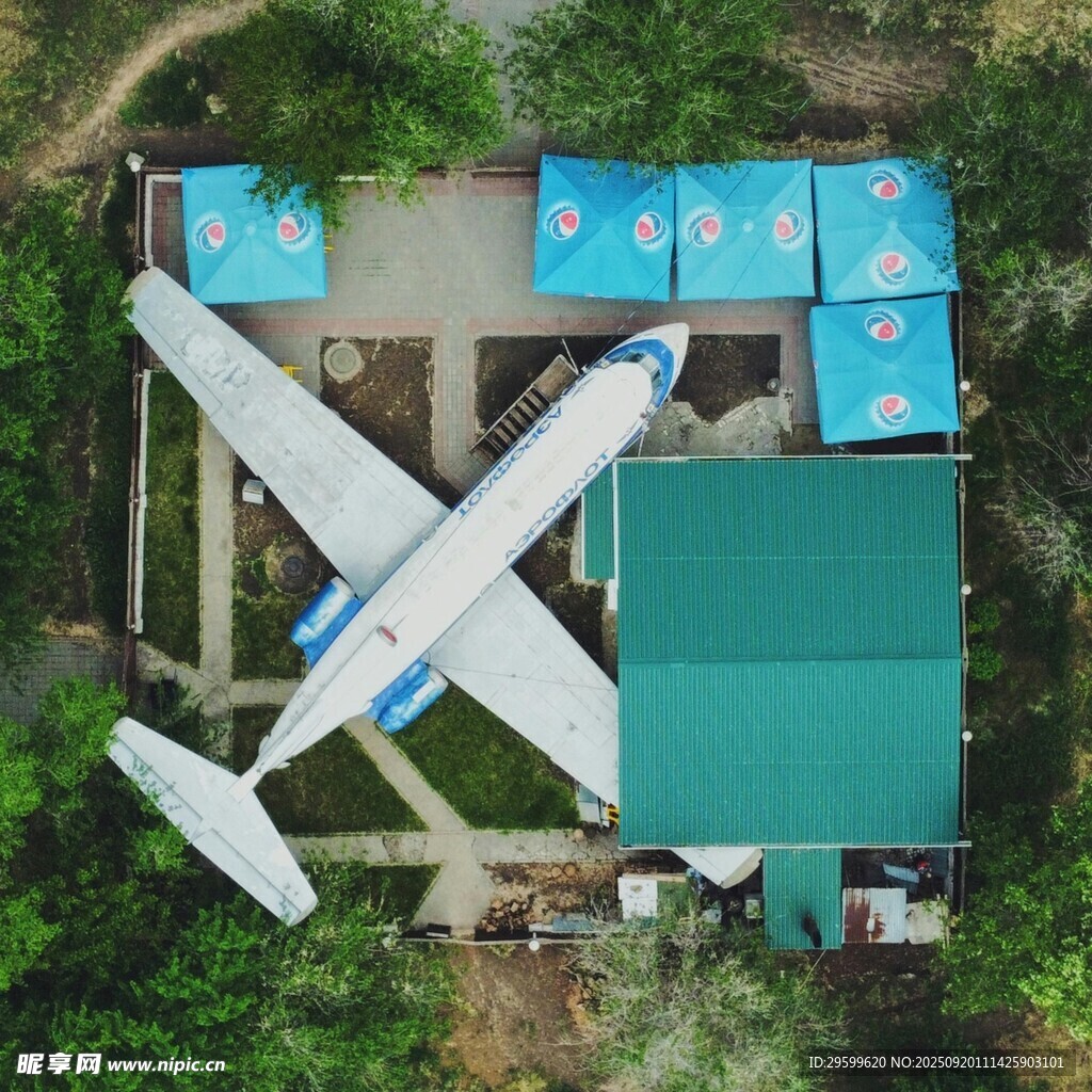 停機(jī)坪上的白色飛機(jī)