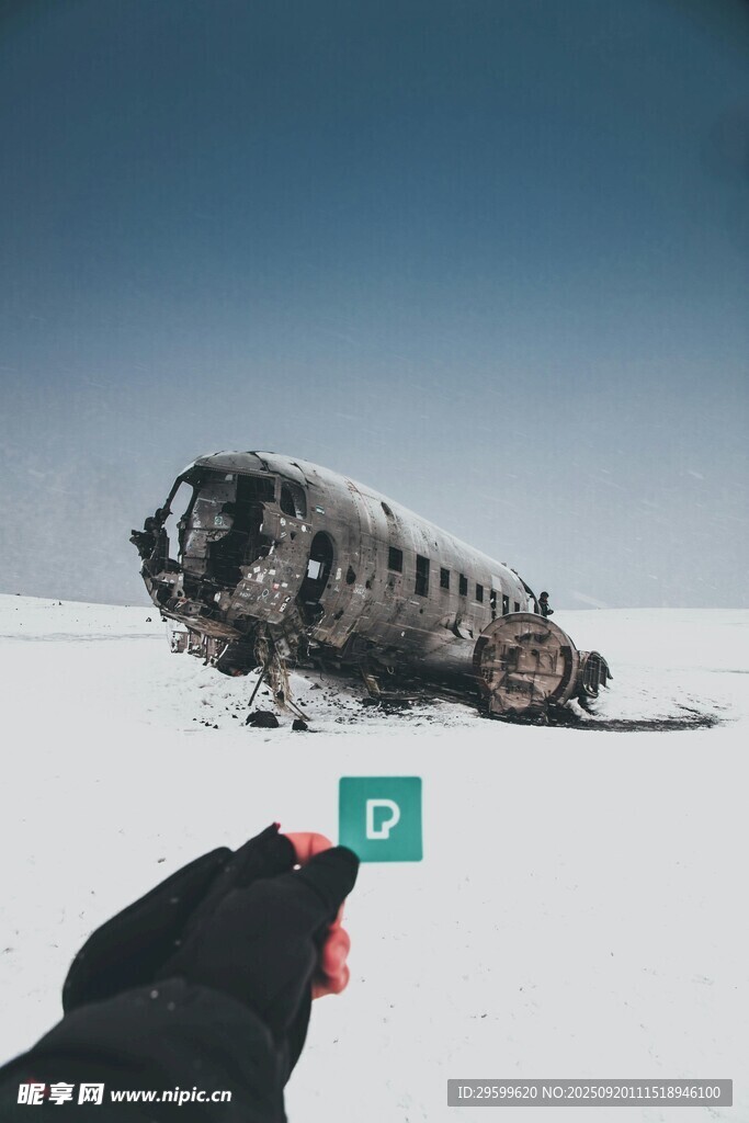 雪地中指向神秘殘骸的手