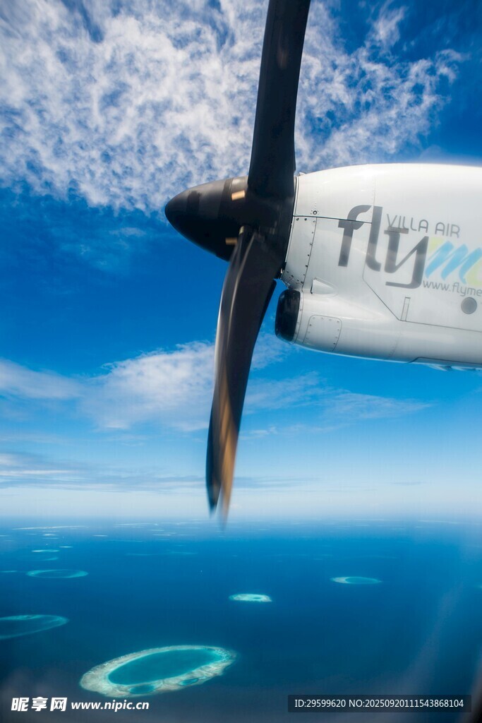 高空俯瞰飛機與海上美景
